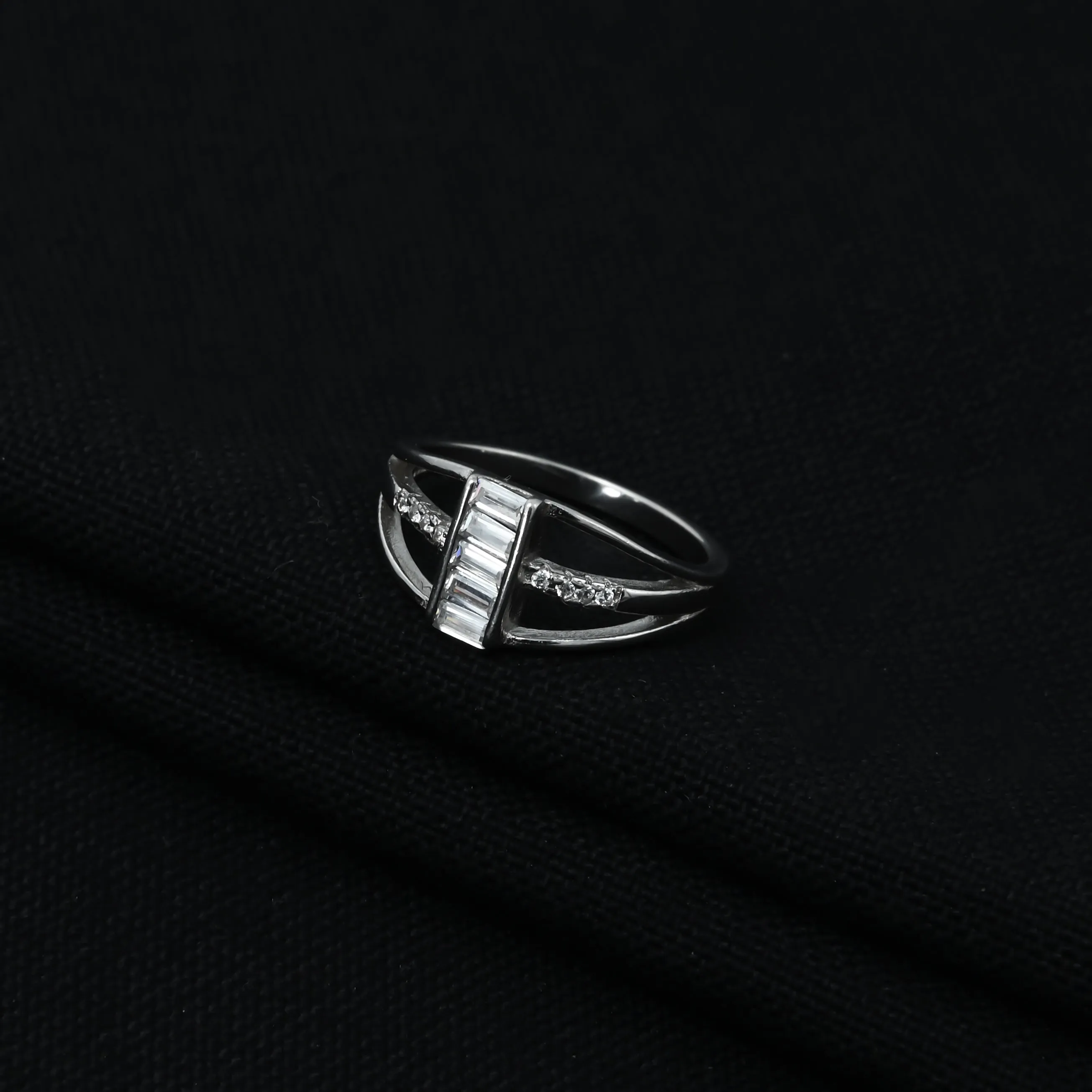 Elegant Silver Ring Featuring Vertical Baguette Crystals